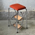 tapicerowany-niklowany-stolek-ze-skladana-drabinka-w stylu bauhaus-design-lata-80-004.jpg