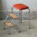 tapicerowany-niklowany-stolek-ze-skladana-drabinka-w stylu bauhaus-design-lata-80-005.jpg
