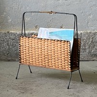 Wiklinowy gazetnik na metalowej konstrukcji
