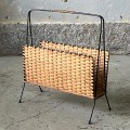 wiklinowy-gazetnik-na-metalowej-konstrukcji-skandynawski-design-lata-70-003.jpg