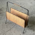 wiklinowy-gazetnik-na-metalowej-konstrukcji-skandynawski-design-lata-70-004.jpg