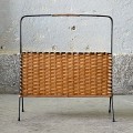 wiklinowy-gazetnik-na-metalowej-konstrukcji-skandynawski-design-lata-70-005.jpg
