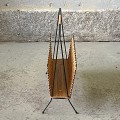 wiklinowy-gazetnik-na-metalowej-konstrukcji-skandynawski-design-lata-70-006.jpg