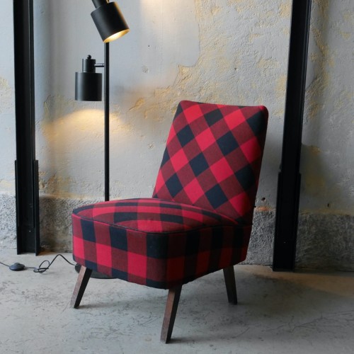 fotel klubowy vintage w czerwono-czarną kratę