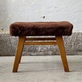 tapicerowany-stolek-z-ukryta-drabinka-czekoladowe-futerko-design-lata-60-70-001.jpg