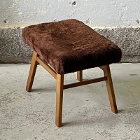 Tapicerowany futrzasty  stołek z ukrytą drabinką  