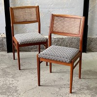 Dwa retro krzesła z drewna egzotycznego