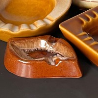 Mała ceramiczna popielniczka  w kształcie liścia