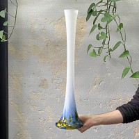 Wysoki wazon z kolorowego szkła