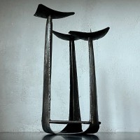 Metalowy brutalistyczny trójramienny świecznik