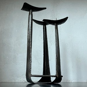 Metalowy brutalistyczny trójramienny świecznik