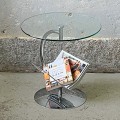 chromowany-stolik-ze-szklanym-blatem-i-gazetnikiem-design-001.jpg