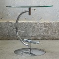 chromowany-stolik-ze-szklanym-blatem-i-gazetnikiem-design-005.jpg