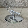 chromowany-stolik-ze-szklanym-blatem-i-gazetnikiem-design-007.jpg