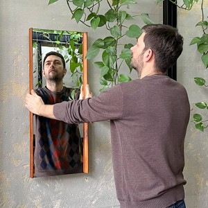 Lustro w ramie z drewna egzotycznego 