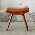 czechoslowacki-tapicerowany-stolek-w-stylu-brussel-design-lata-60-70-001.jpg