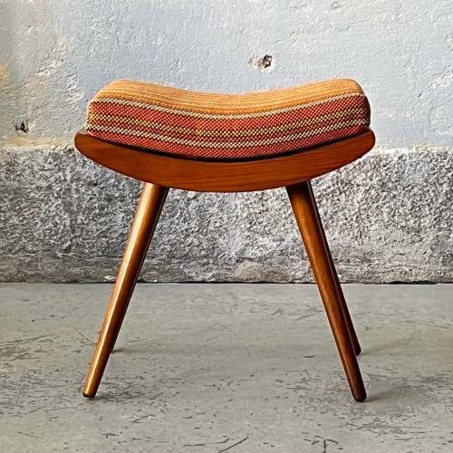 czechoslowacki-tapicerowany-stolek-w-stylu-brussel-design-lata-60-70-001.jpg