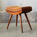czechoslowacki-tapicerowany-stolek-w-stylu-brussel-design-lata-60-70-003.jpg