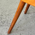 czechoslowacki-tapicerowany-stolek-w-stylu-brussel-design-lata-60-70-010.jpg