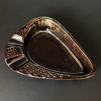 Asymetryczna ceramiczna szkliwiona  popielniczka 