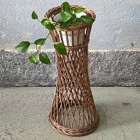 Rattanowy kwietnik w stylu boho