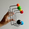 wieszak-scienny-z-kolorowymi-kulkami-skandynawski-design-002.jpg