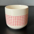 ceramiczna-filizanka-kremowa-w-czerwona-kratke-design-005.jpg