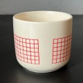ceramiczna-filizanka-kremowa-w-czerwona-kratke-design-006.jpg