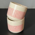 ceramiczna-filizanka-kremowa-w-czerwona-kratke-design-001.jpg