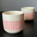 ceramiczna-filizanka-kremowa-w-czerwona-kratke-design-002.jpg