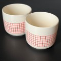 ceramiczna-filizanka-kremowa-w-czerwona-kratke-design-003.jpg