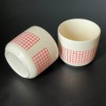 ceramiczna-filizanka-kremowa-w-czerwona-kratke-design-004.jpg