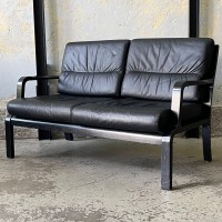 Czarna 2-osobowa sofa wypoczynkowa z poduchami ze skóry