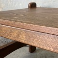 brutalistyczny-stolik-z-litego-drewna-czechoslowacja-design-lata-80-010.jpg
