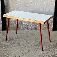 Stolik kawowy ze szklanym białym blatem lata 60