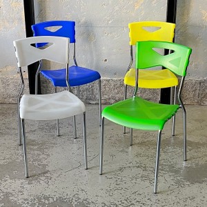 Kolorowe włoskie krzesła z tworzywa