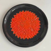 Ceramiczny szkliwiony talerz z dalią  fi 26,5  cm 