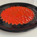 ozdobny-ceramiczny-talerz-scienny-czarny-z-czerwona-dalia-vintage-lata-60-70-003.jpg