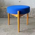 tapicerowany-stolek-na-trojnogu-skandynawski-design-lata-70-001.jpg
