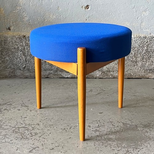 tapicerowany-stolek-na-trojnogu-skandynawski-design-lata-70-001.jpg