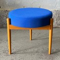 tapicerowany-stolek-na-trojnogu-skandynawski-design-lata-70-002.jpg