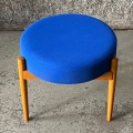 tapicerowany-stolek-na-trojnogu-skandynawski-design-lata-70-003.jpg