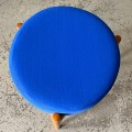 tapicerowany-stolek-na-trojnogu-skandynawski-design-lata-70-004.jpg
