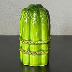 Ceramiczna solniczka w kształcie szparagów