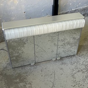 Metalowa szafka z lustrem i akrylową lampą