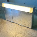 metalowa-szafka-lazienkowa-z-lustrem-i-akrylowa-lampa-vintage-lata-70-80-012.jpg