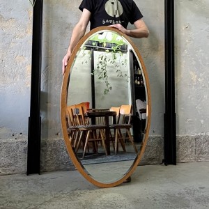 Duże owalne kryształowe lustro z drewnianą ramą lata 70. 