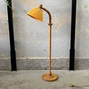 Drewniana lampa podłogowa z elastycznym przegubem