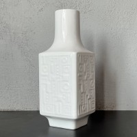 Biały wazon w geometryczny wzór  21 cm   