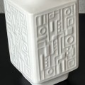 bialy-porcelanowy-wazon-vintage-w-geometryczny-wzor-design-lata-60-005.jpg
